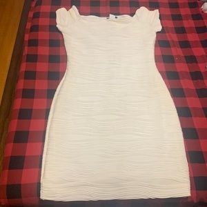 I’m selling this dress because it don’t fit me no more.